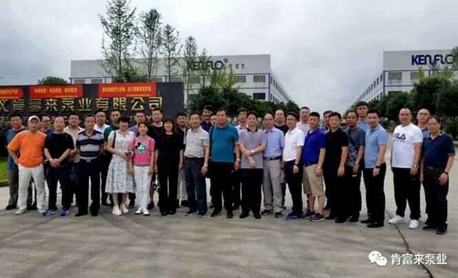 与会人员在遵义青岛学林家庭视频监控有限公司有限公司大门口合影留念